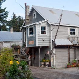 Alaska Waterfront Cottage & Suite Rentals