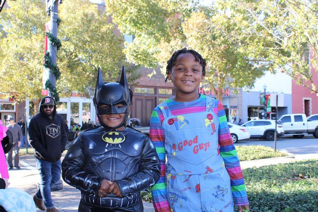 Teen tenendo lo sfiatatoio dalla indossa il suo Tartarughe Ninja costume  per raccogliere Halloween Trick or Treat candy. St Paul Minnesota MN USA  Foto stock - Alamy