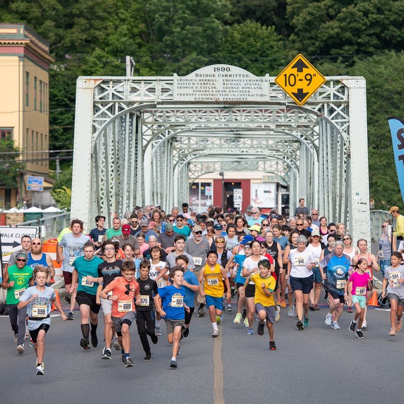 Start of Bridge of Flowers Race 2025