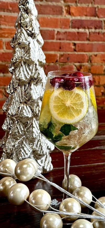 'Hugo Blitz' Cocktail with Lemons and Cranberries