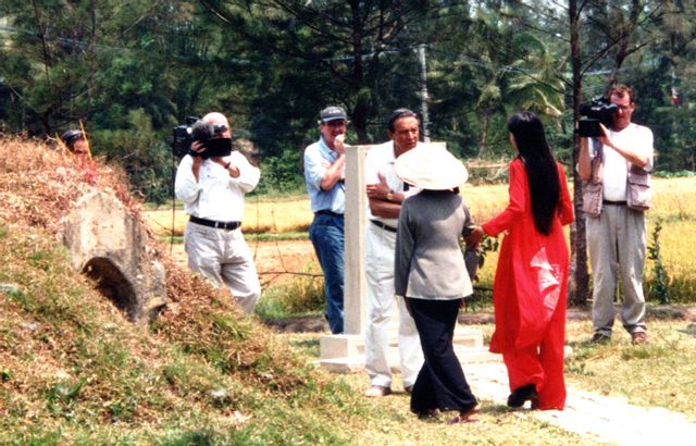 2 Vietnamese women going up to Hugh Thompson, Forgotten Hero of My Lai