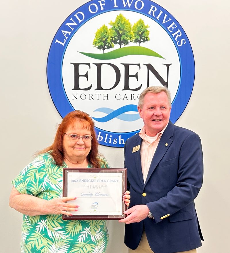 Doris Edward Hale accepting her award with Randy Hunt.